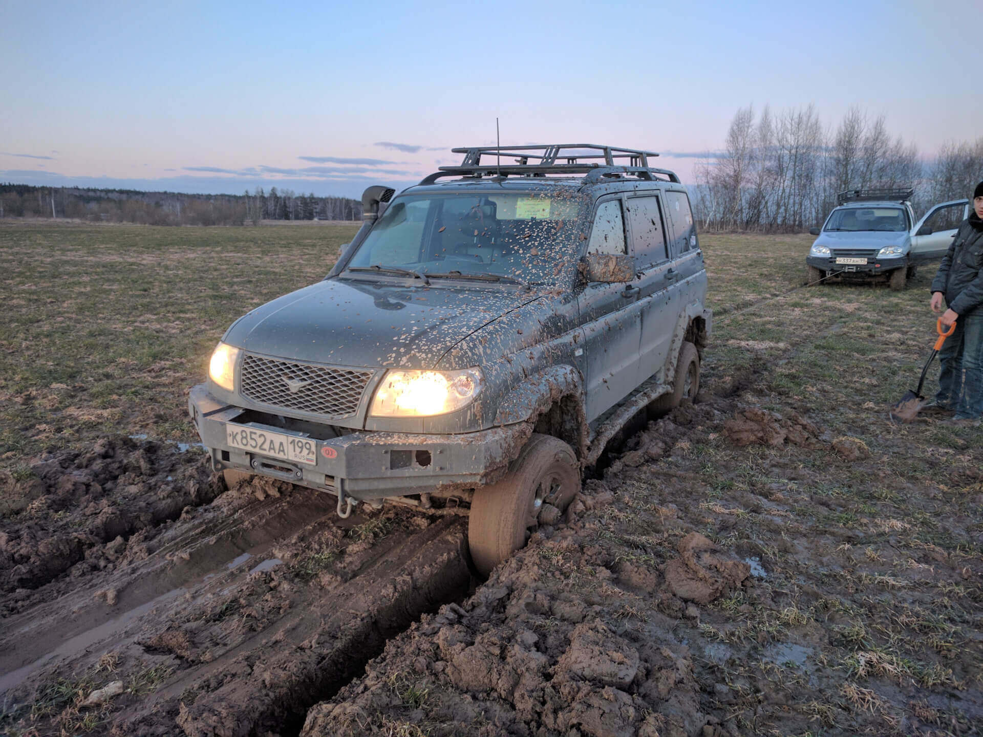 Фото застрявшей в грязи машины