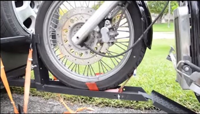 мото эвакуатор в работе.