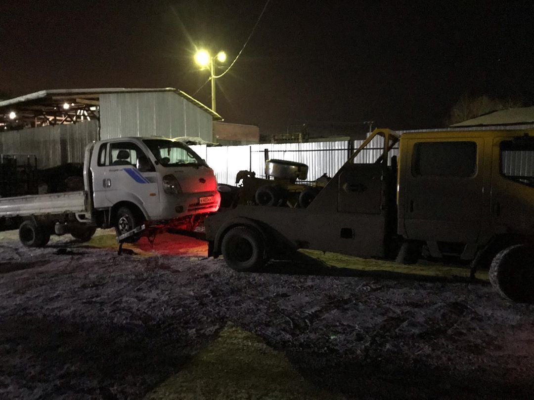 Фото грузового эвакуатора компании &laquo;ЭвакуаторПрофи&raquo;