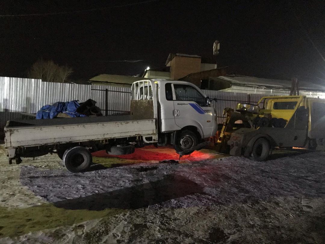 Фото процесса перевозки грузового авто на эвакуаторе