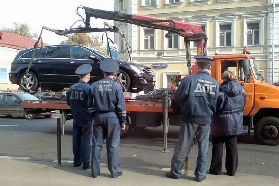 Фото процесса эвакуации авто за нарушение правил парковки