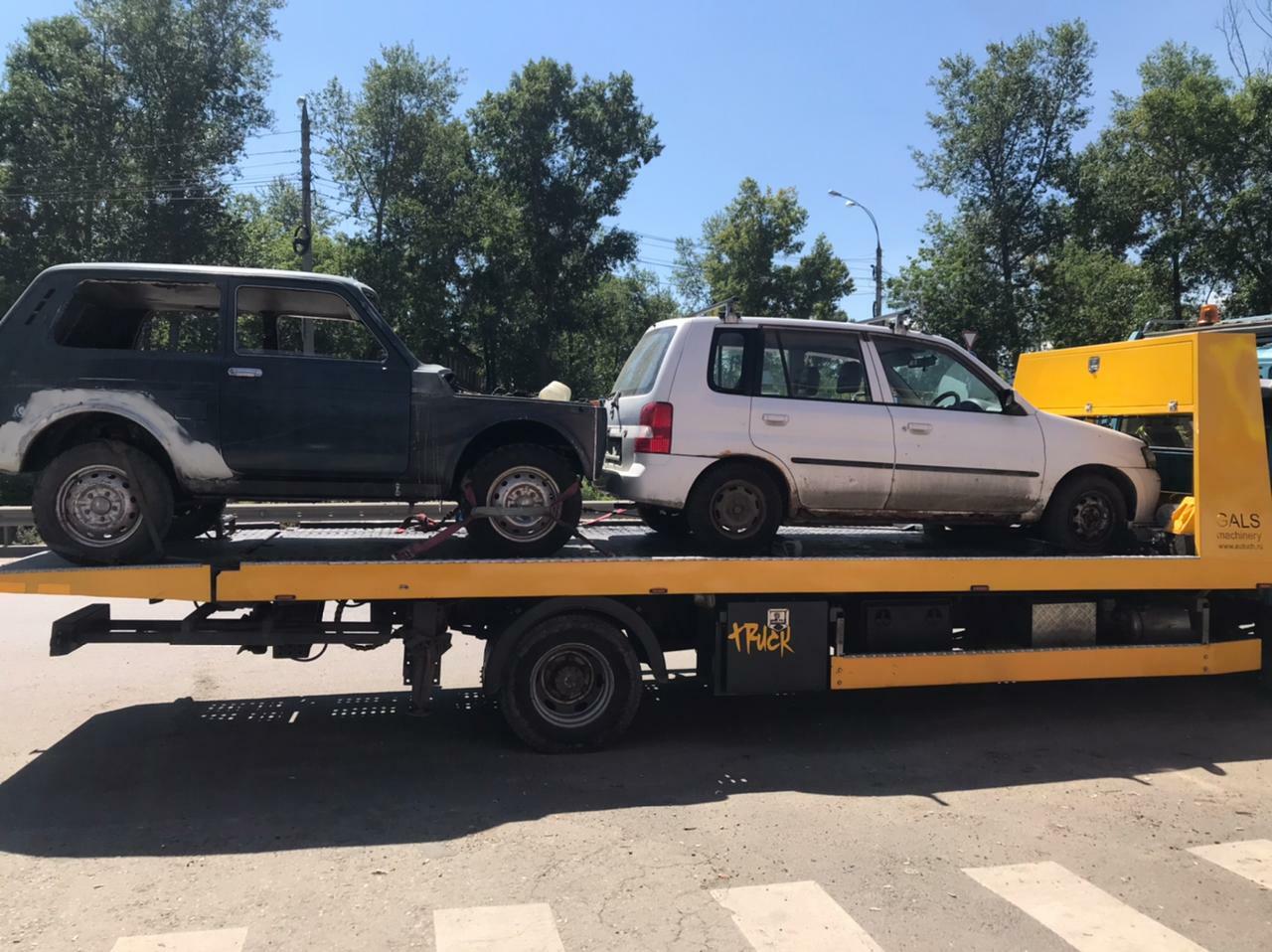 Фото эвакуации двух автомобилей на  платформе эвакуатора