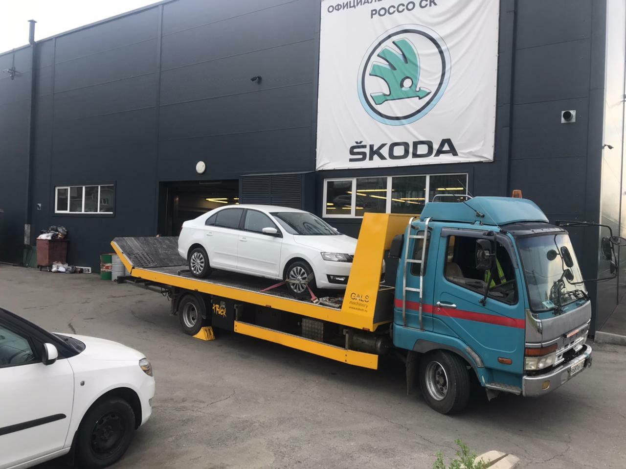 Фото перевозки авто из салона на эвакуаторе