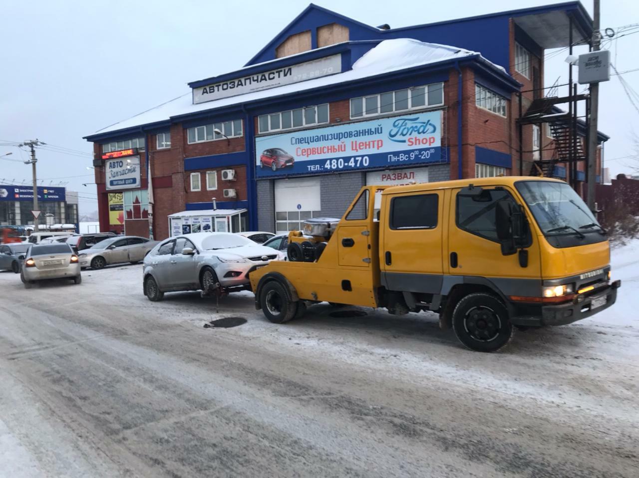 Фото эвакуации машины в сервисный центр