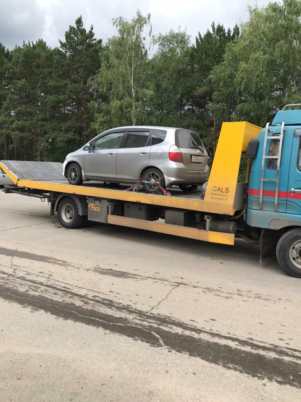 Фото перевозки малолитражного авто на эвакуаторе