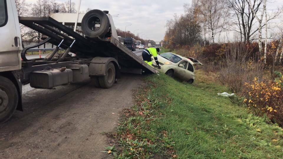 Фото эвакуации автомобиля из кювета