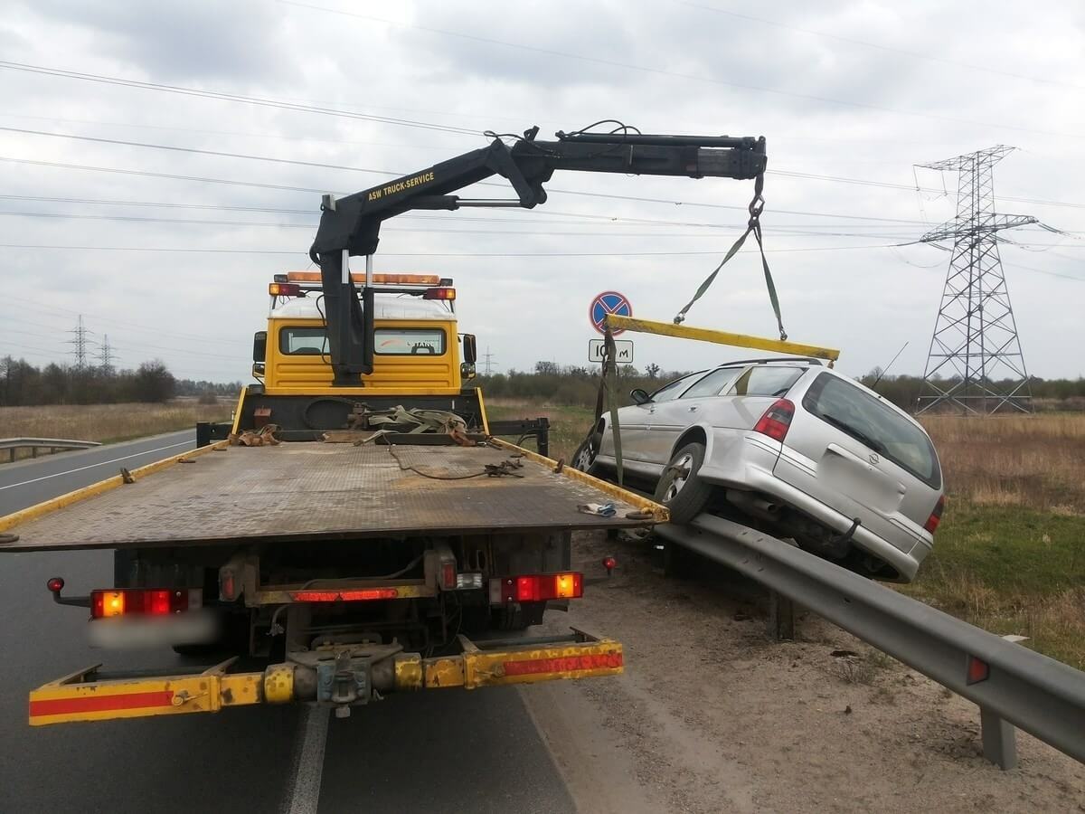 Фото эвакуации автомобиля с отбойников
